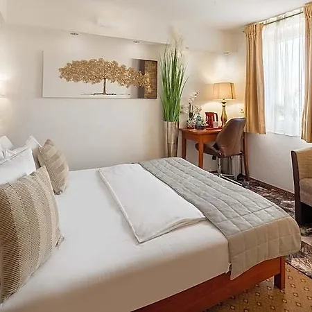 Aristo Hotel